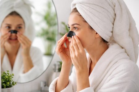 femme-masque-facial-salle-bain-plantes