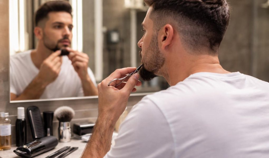 homme-miroir-tailler-barbiche-coiffure