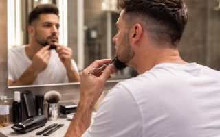 homme-miroir-tailler-barbiche-coiffure