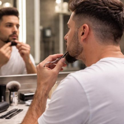 homme-miroir-tailler-barbiche-coiffure