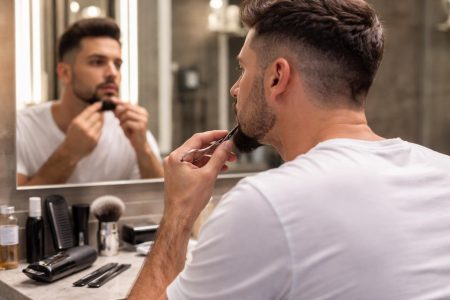 homme-miroir-tailler-barbiche-coiffure