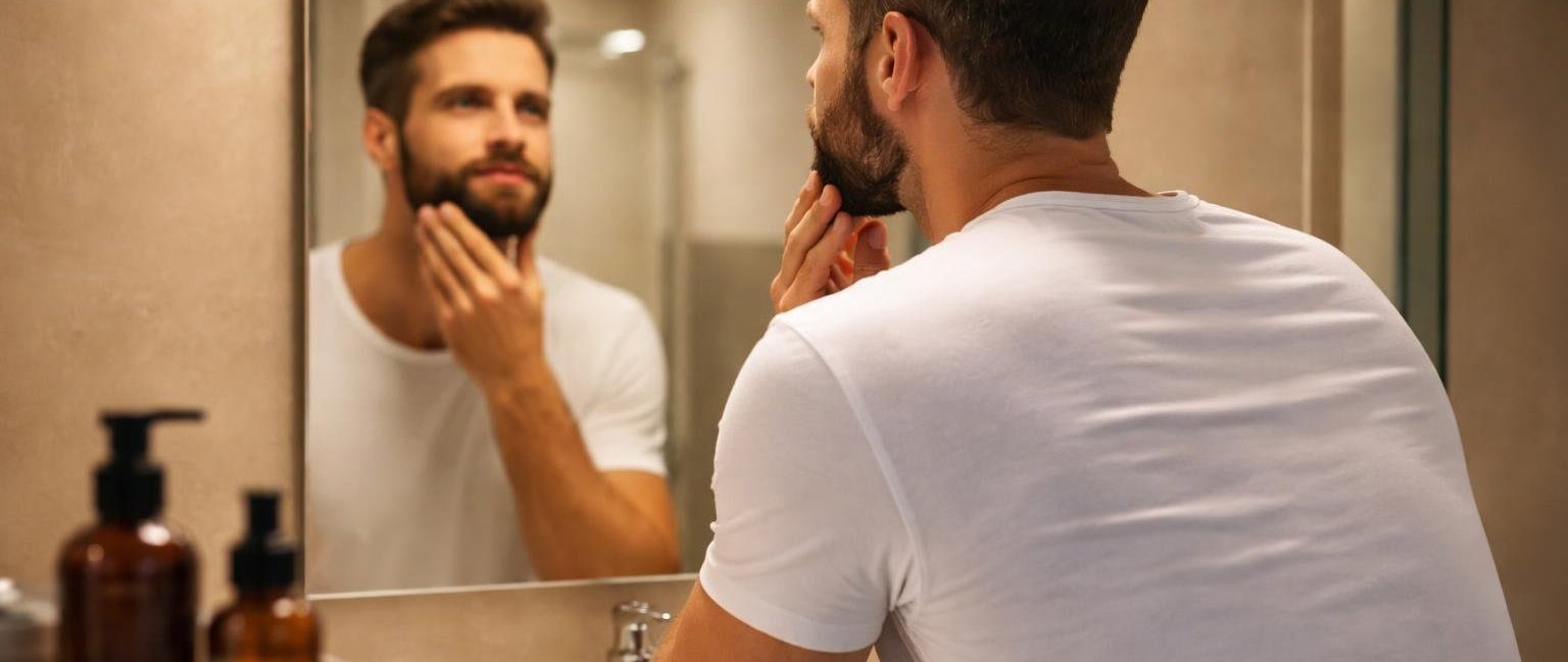 homme-barbe-miroir-salle-bain